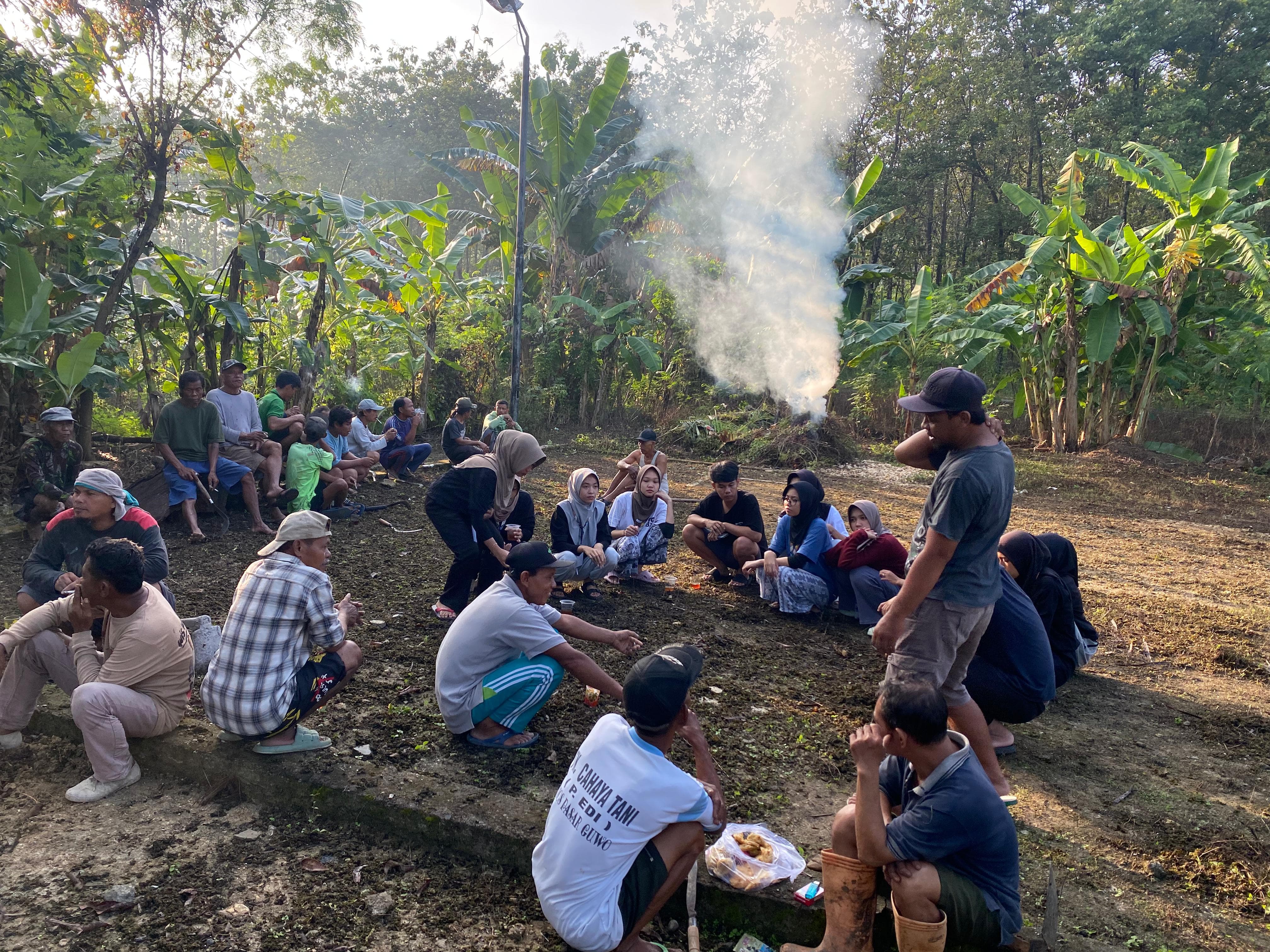 Kerja Bakti Bersama Mahasiswa KKNT UDB Membersihkan Lapangan Voli Dukuh Jatiri